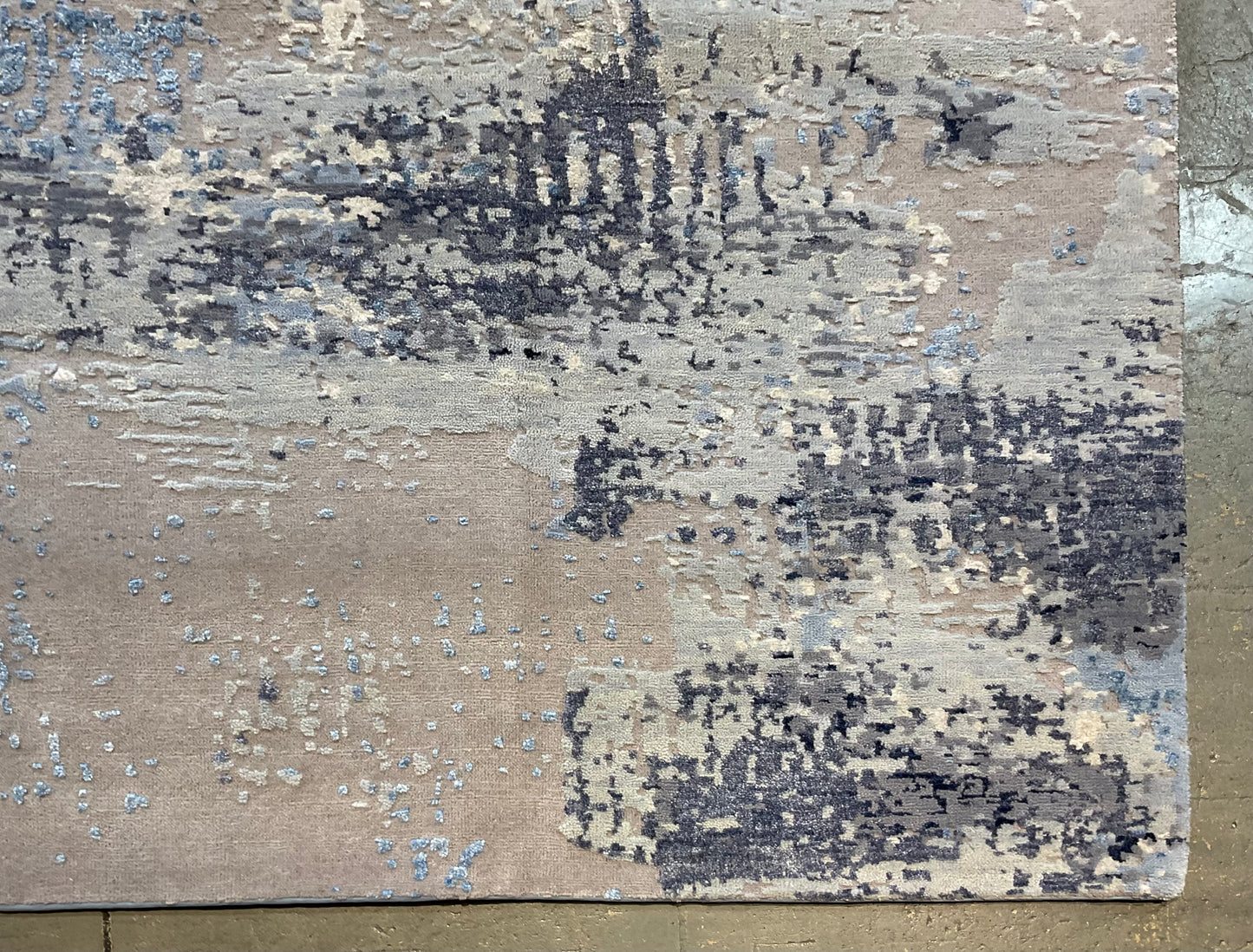 Modern wool and silk rug a layered, sophisticated look | NU-6213