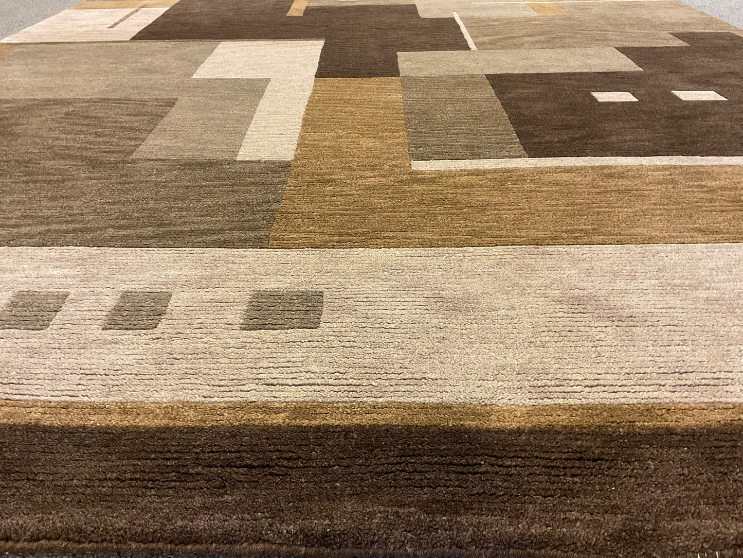 This contemporary geometric rug features a warm, earthy palette |1138