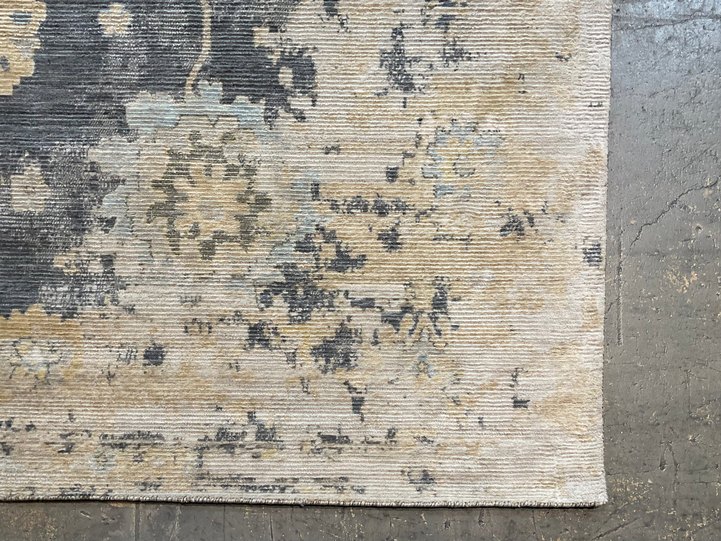 Updated Persian Style Machine-Made Wool Rug in Grey, Gold | NU-8096