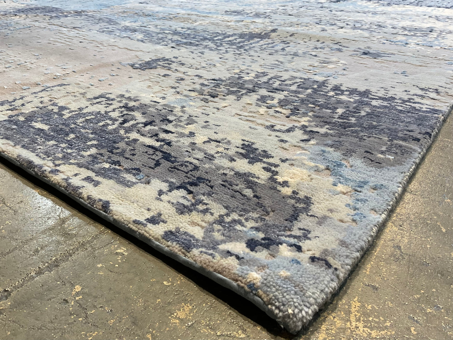 Modern wool and silk rug a layered, sophisticated look | NU-6213