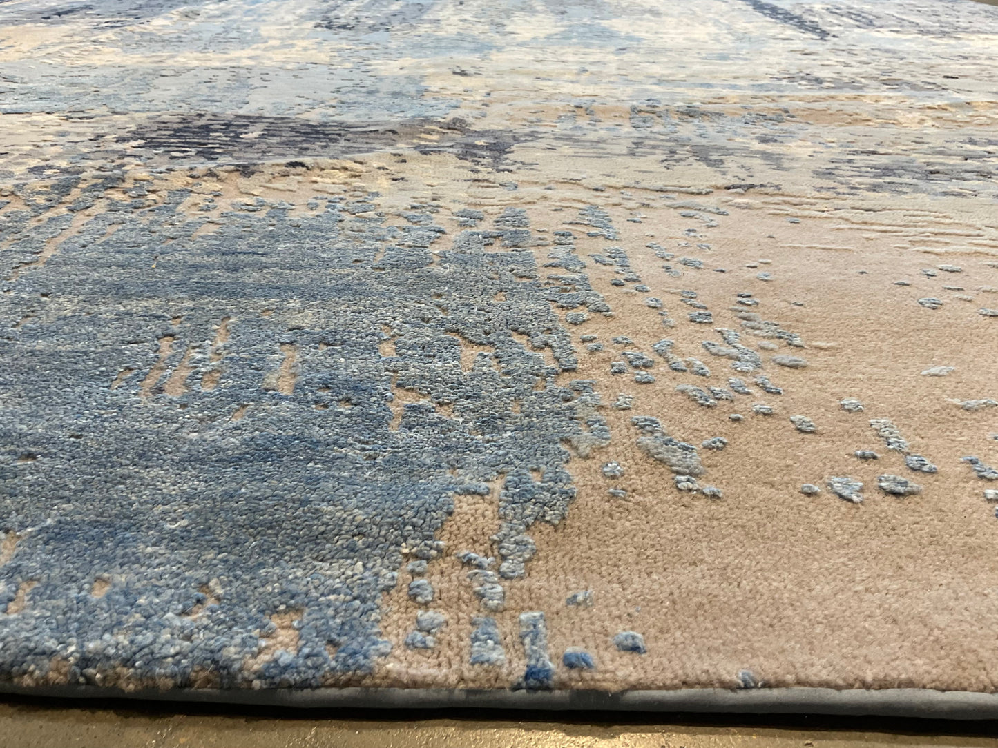Modern wool and silk rug a layered, sophisticated look | NU-6213
