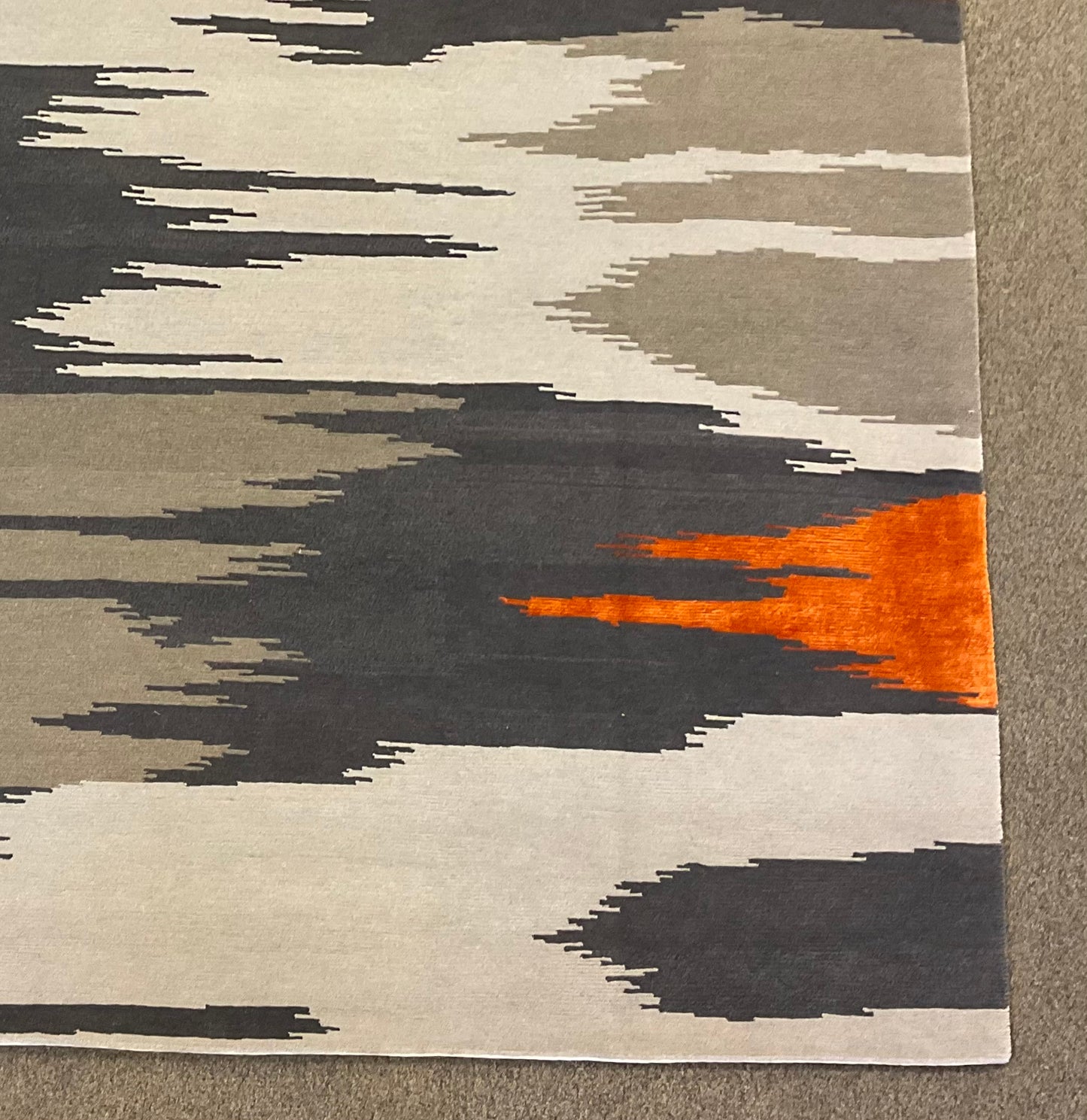 Stylish blend of grey and orange tones rug | NU-5097