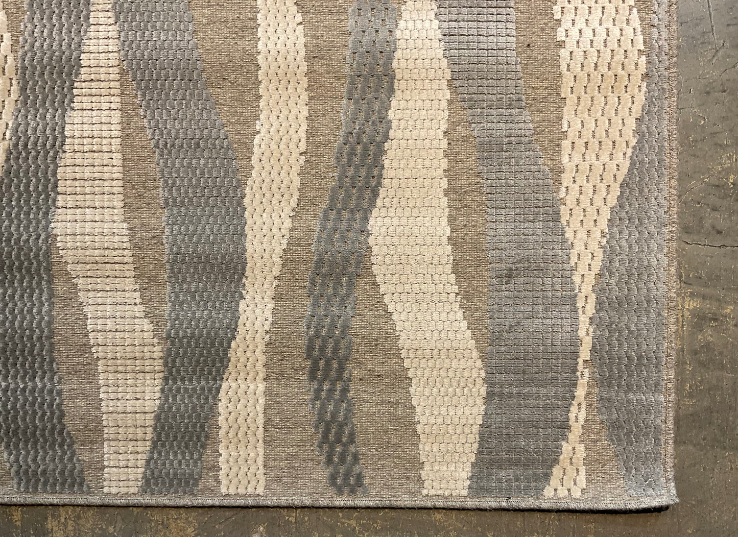 Calm, structured look with a gentle sheen from the silk rug | NU-6657