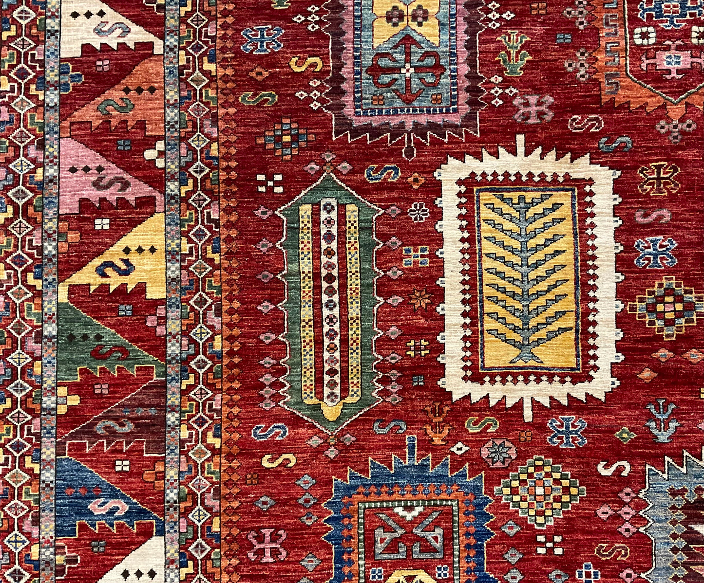 A true work of art, this 17-medallion rug | NU-7355