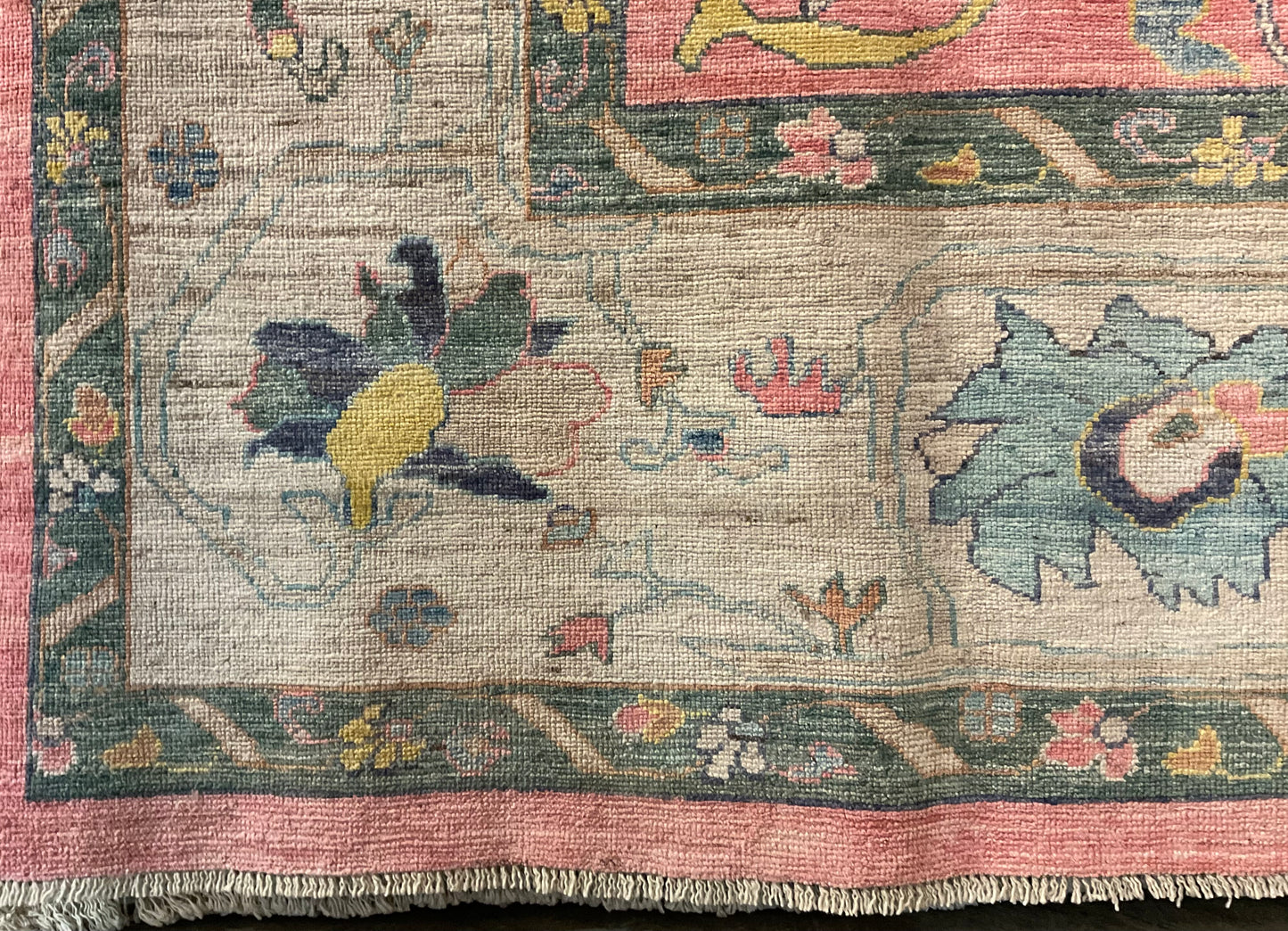 This exquisite pink rug showcases an all-over Serapi design | NU-6150