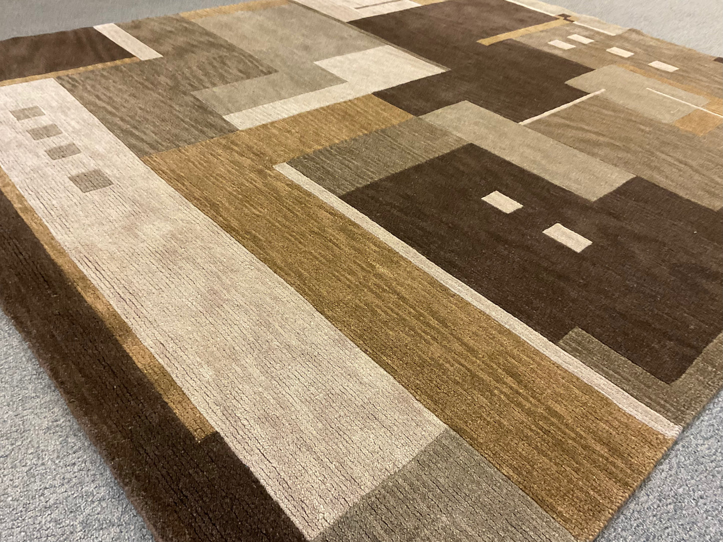 This contemporary geometric rug features a warm, earthy palette |1138