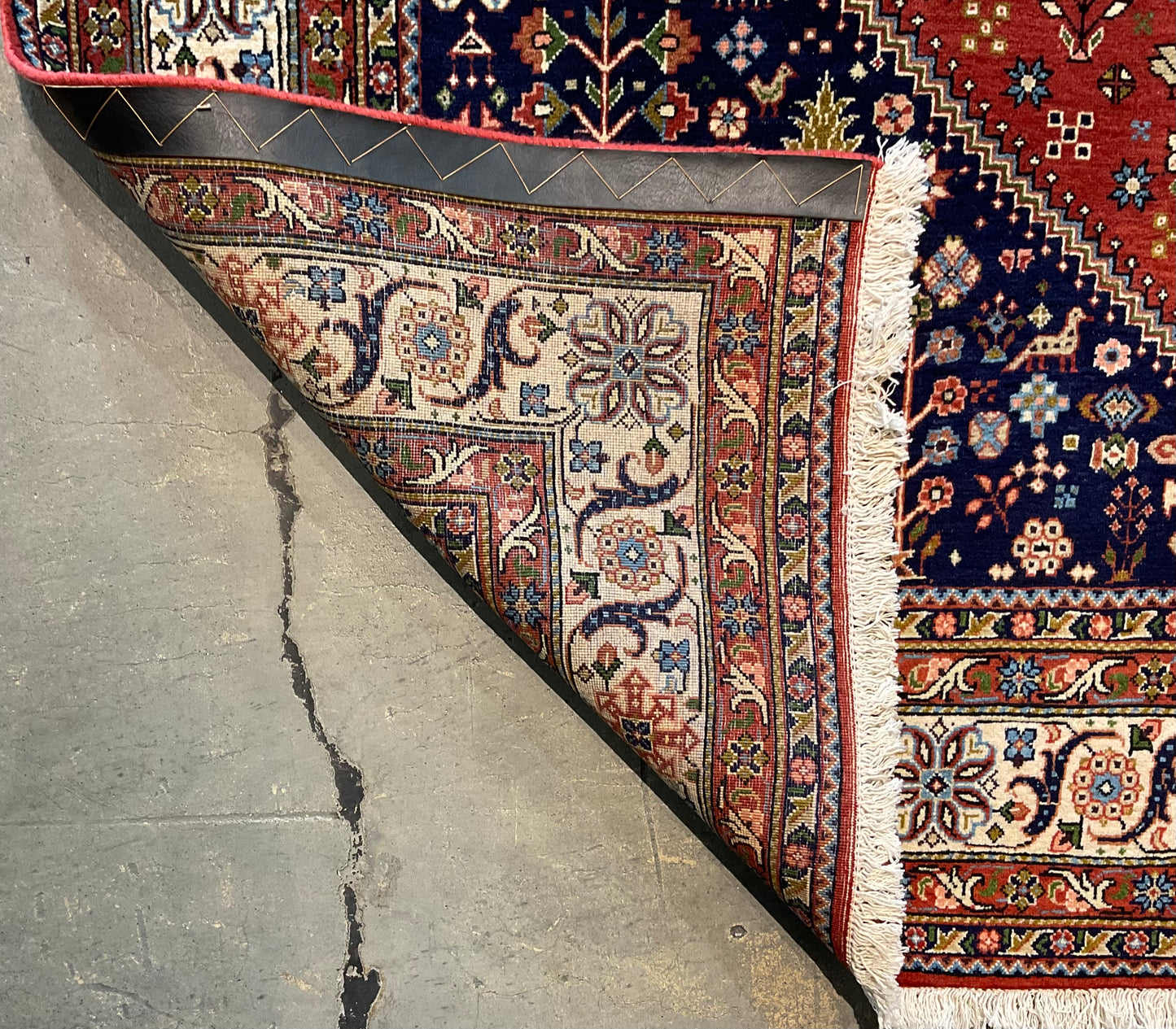Shiraz rug embodies tribal charm and timeless tradition | NU-4977