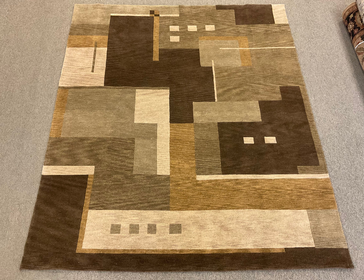 This contemporary geometric rug features a warm, earthy palette |1138