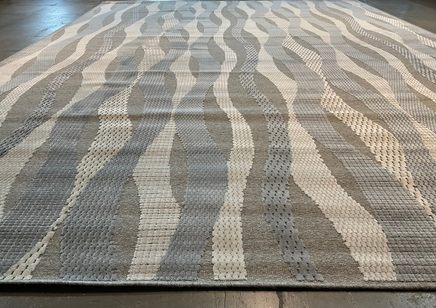 Calm, structured look with a gentle sheen from the silk rug | NU-6657