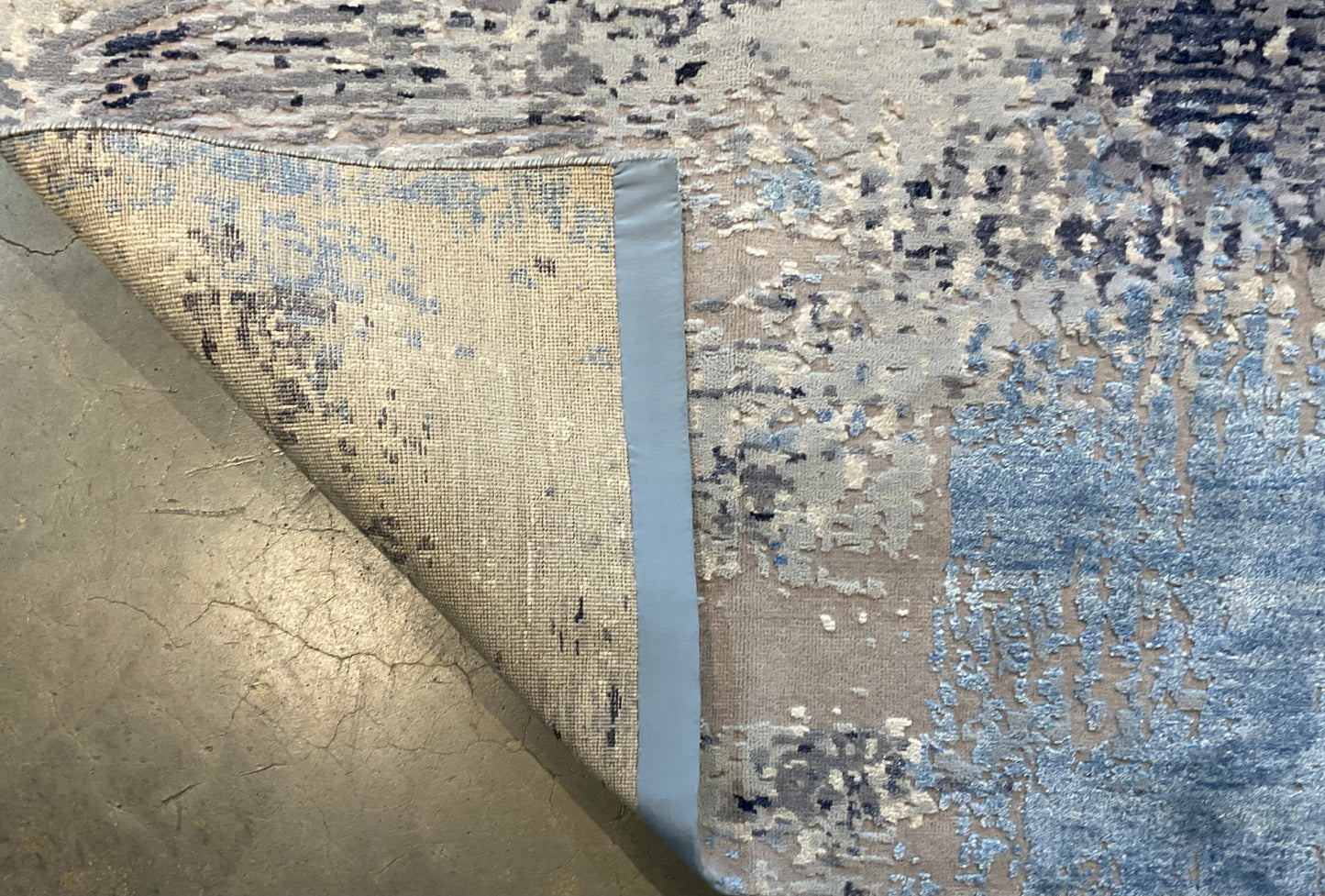 Modern wool and silk rug a layered, sophisticated look | NU-6213