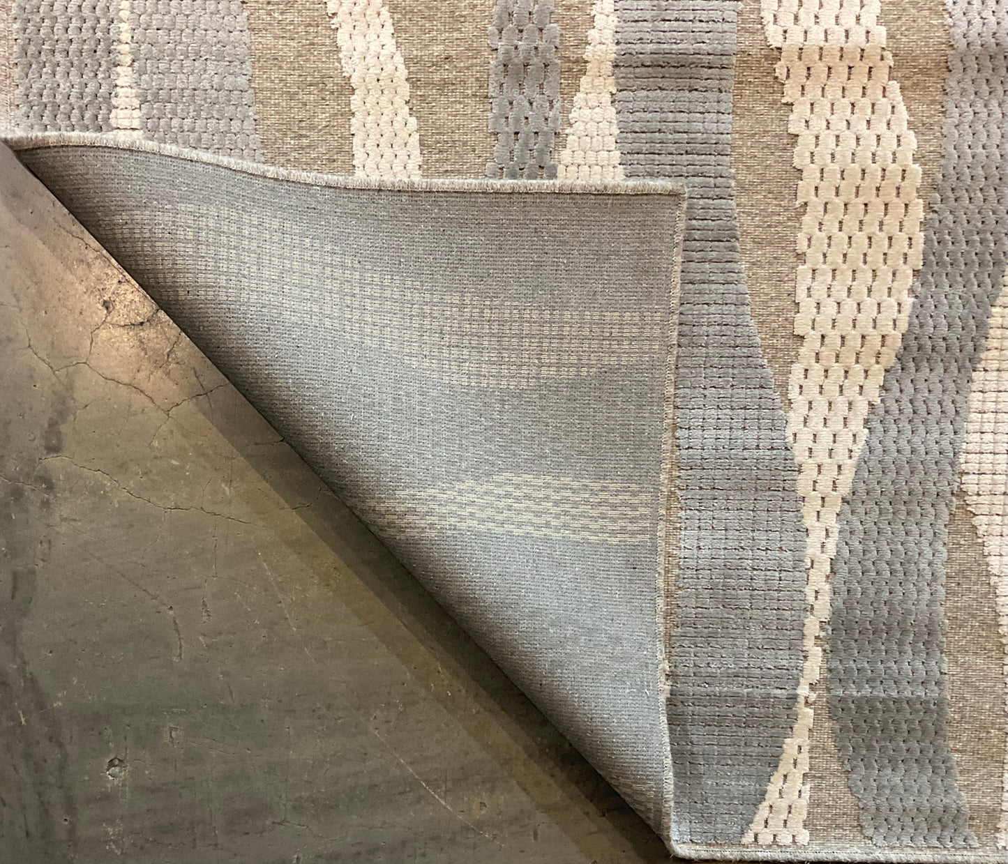 Calm, structured look with a gentle sheen from the silk rug | NU-6657