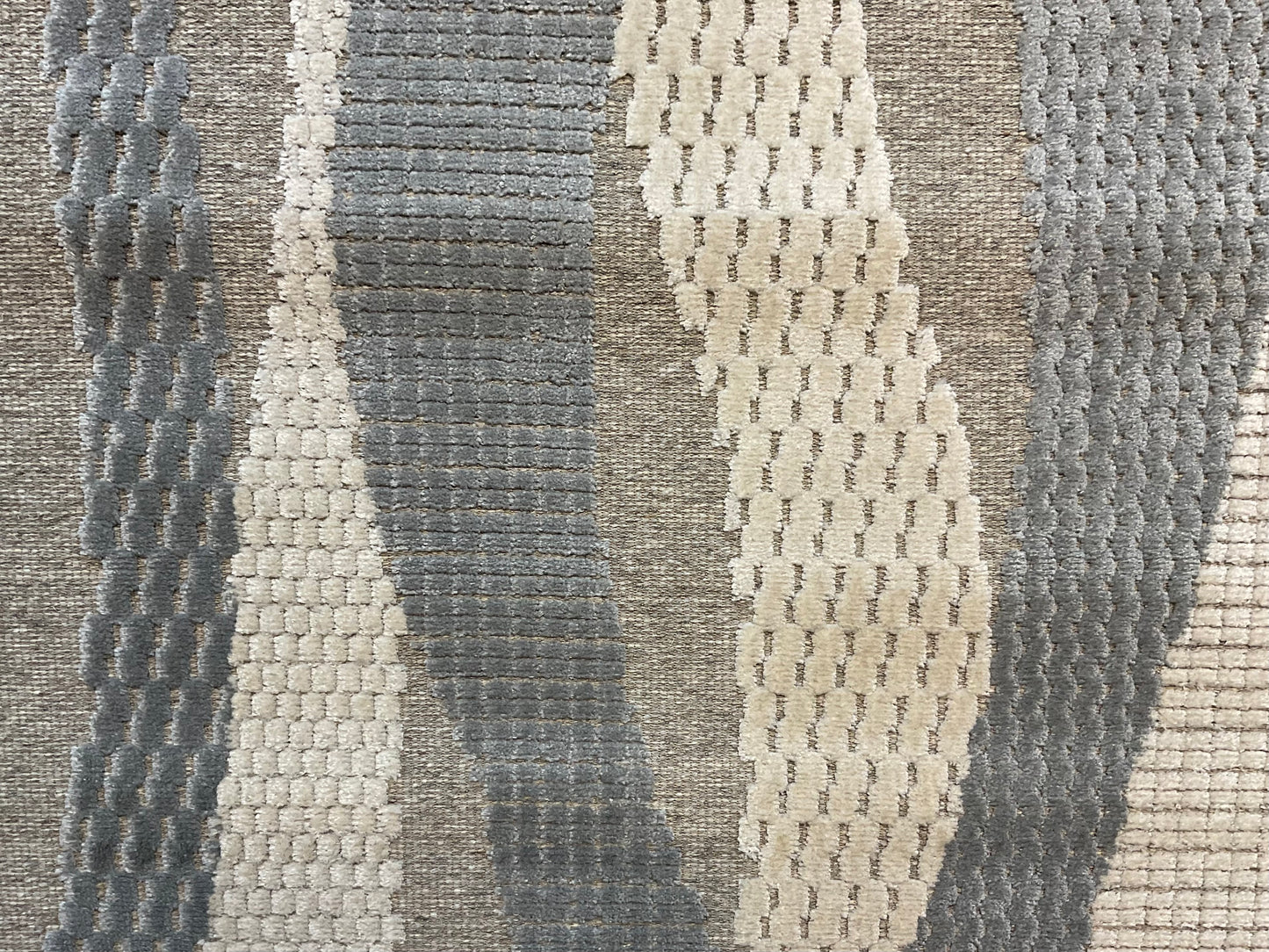 Calm, structured look with a gentle sheen from the silk rug | NU-6657