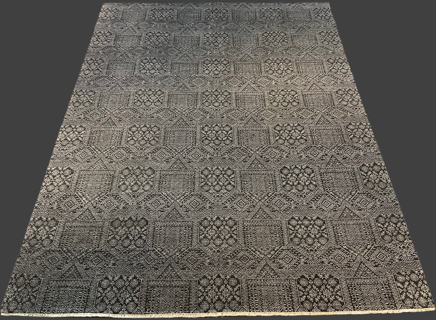 Jewel-patterned rug features shimmering silver tones | NU-372