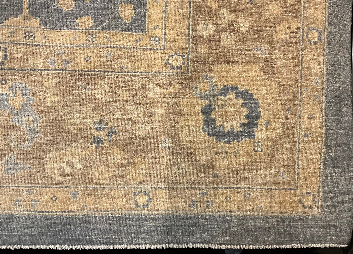 Natural vegetable dyes rug, organic color palette and soft gold | 1622