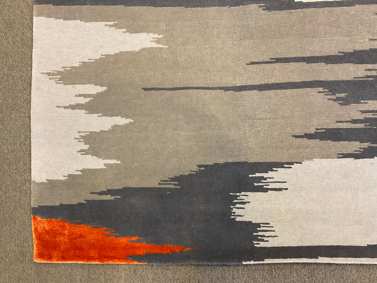 Stylish blend of grey and orange tones rug | NU-5097