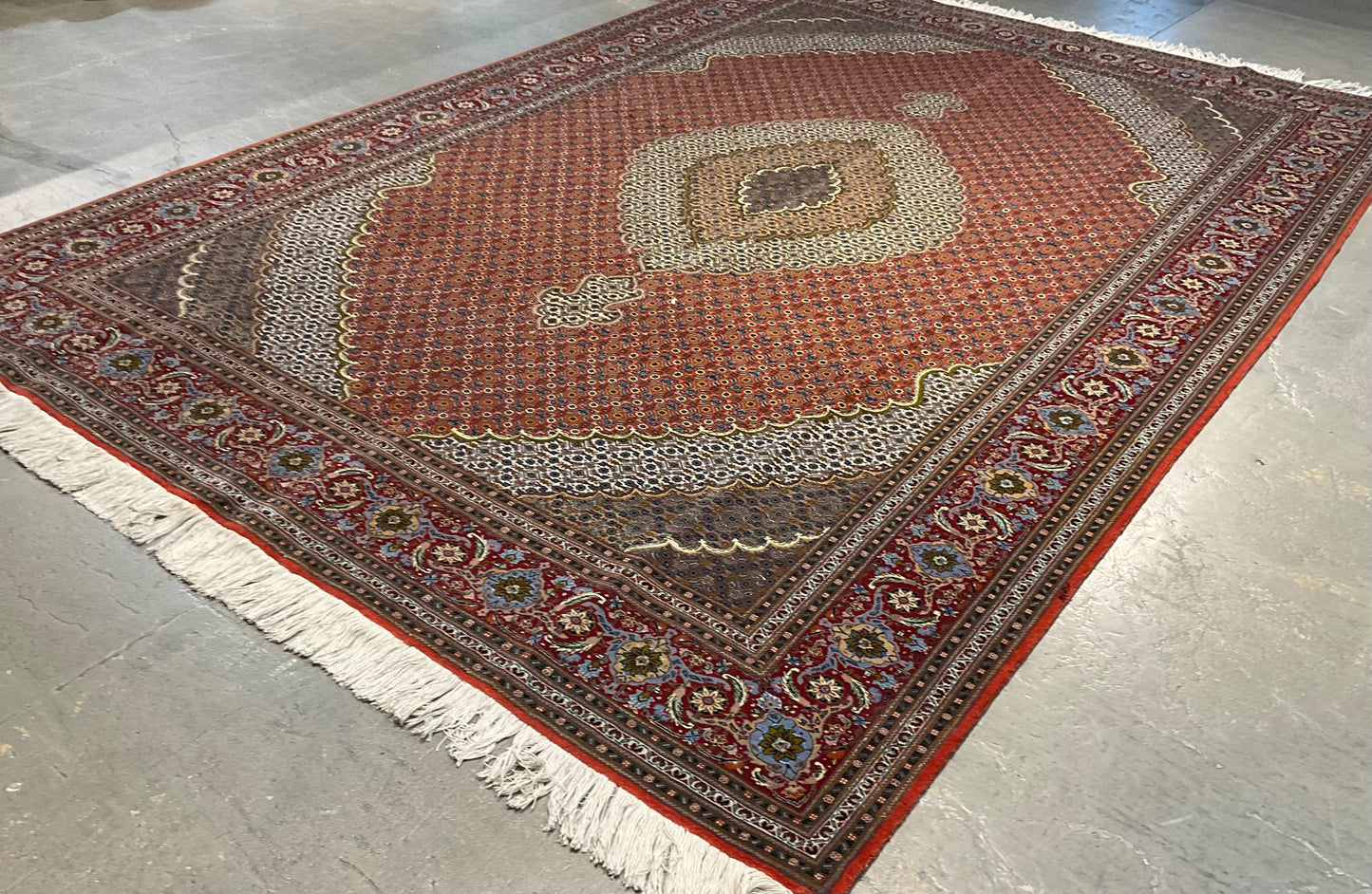 Perfect area rug for traditional or transitional interiors | NU-4779