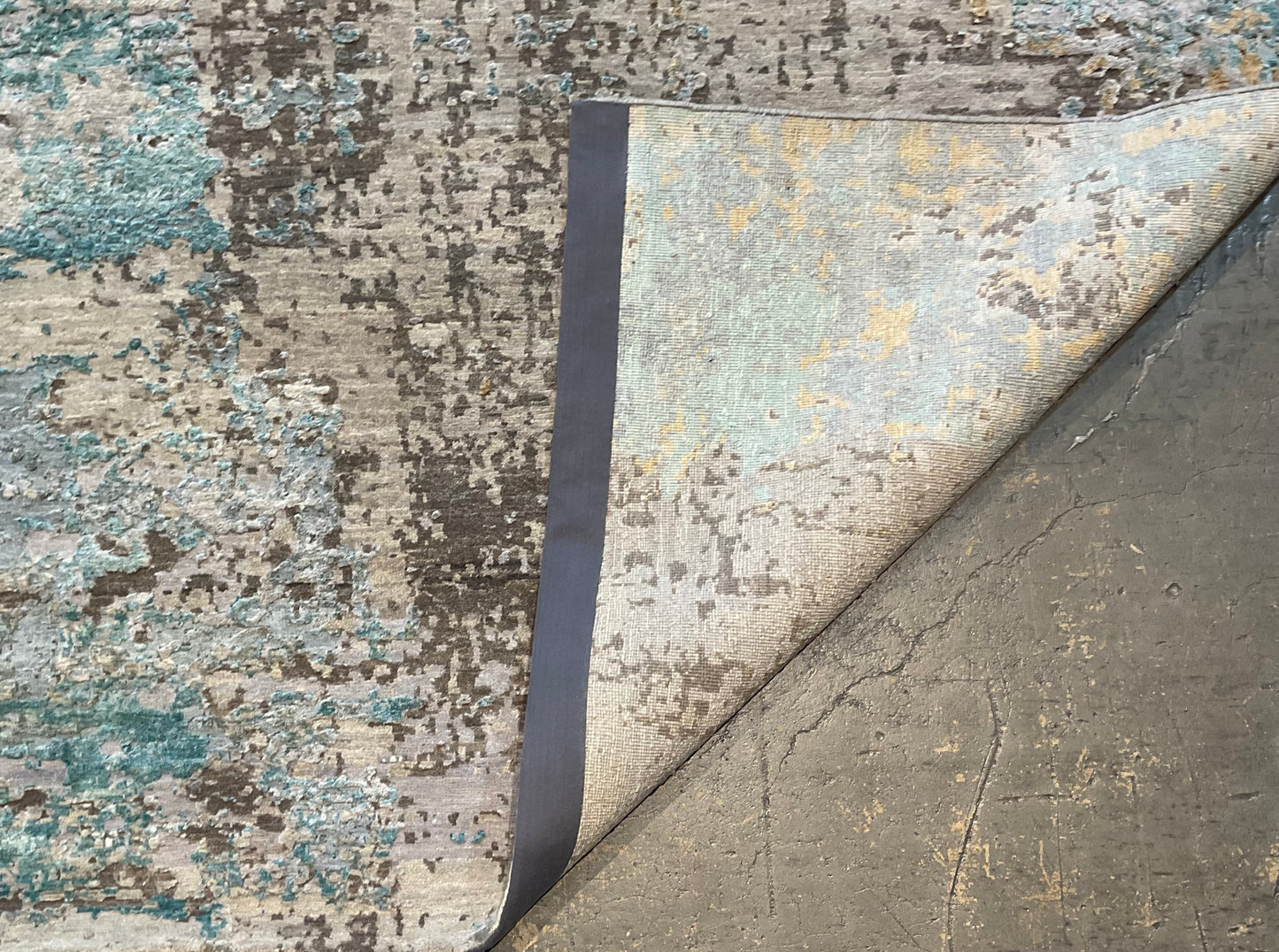Hand-knotted from fine wool and real silk | NU-7072