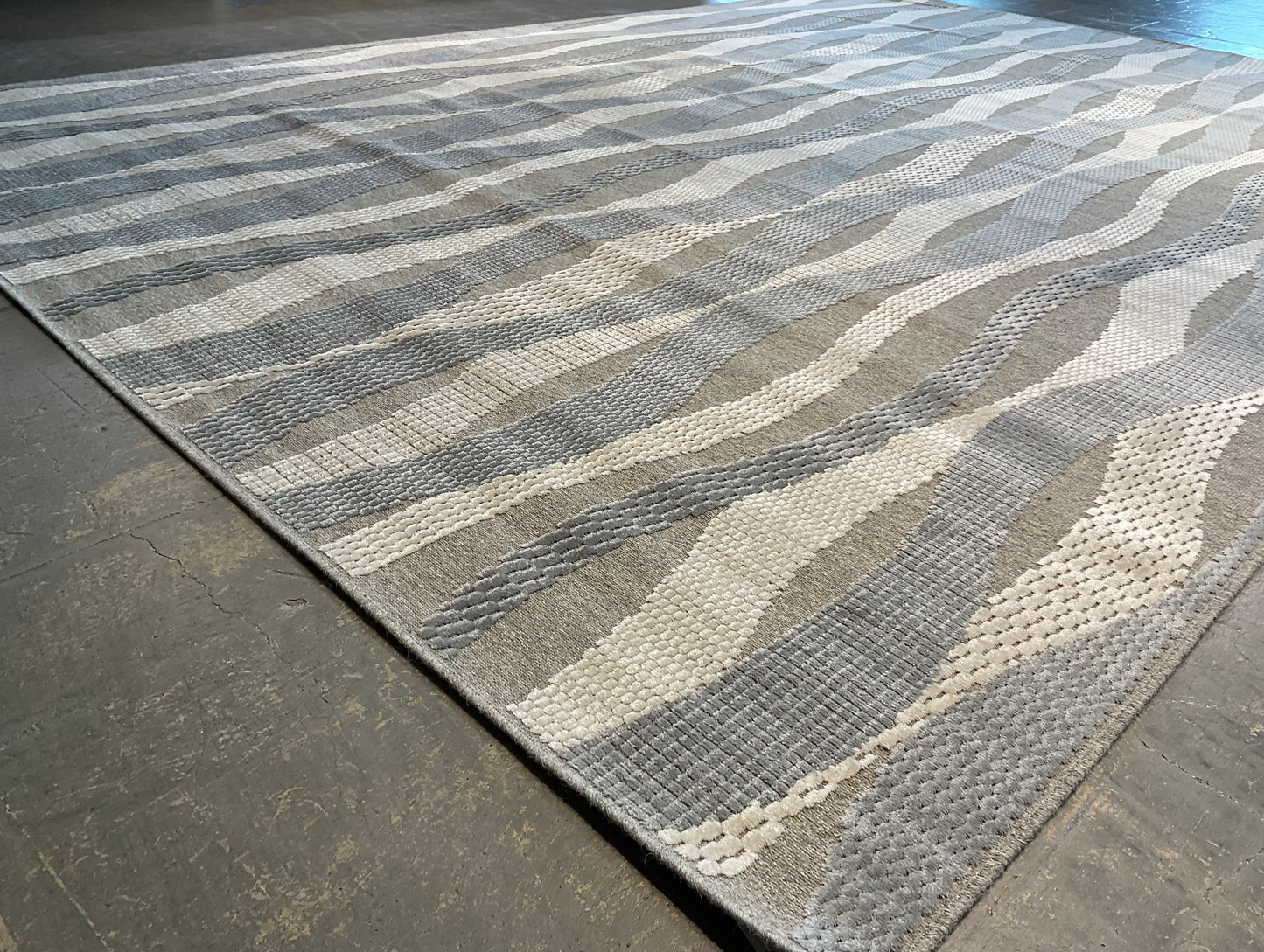 Calm, structured look with a gentle sheen from the silk rug | NU-6657