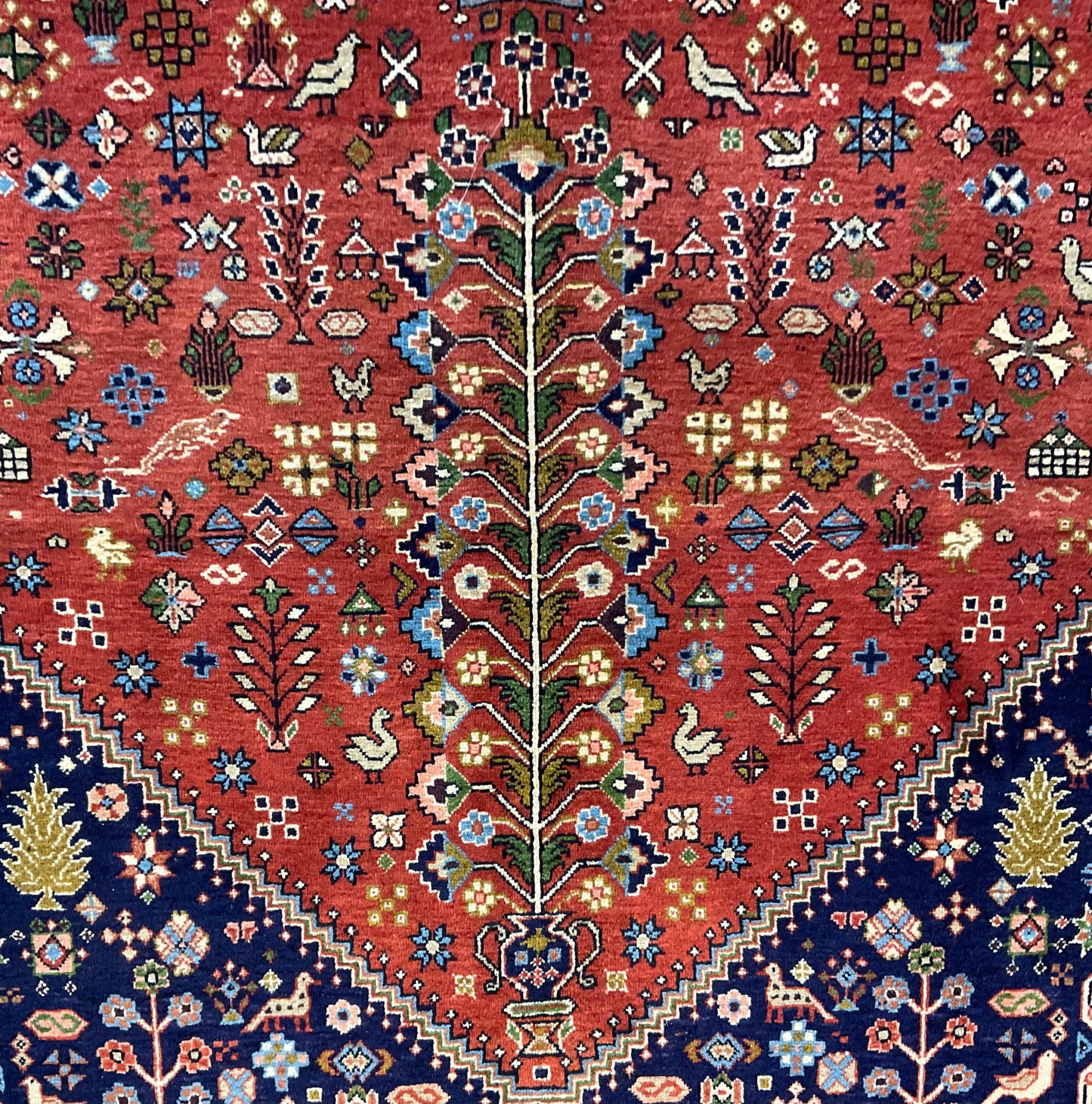Shiraz rug embodies tribal charm and timeless tradition | NU-4977