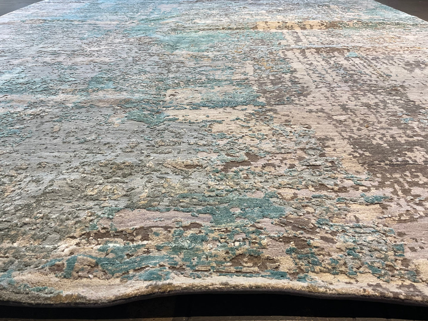Hand-knotted from fine wool and real silk | NU-7072