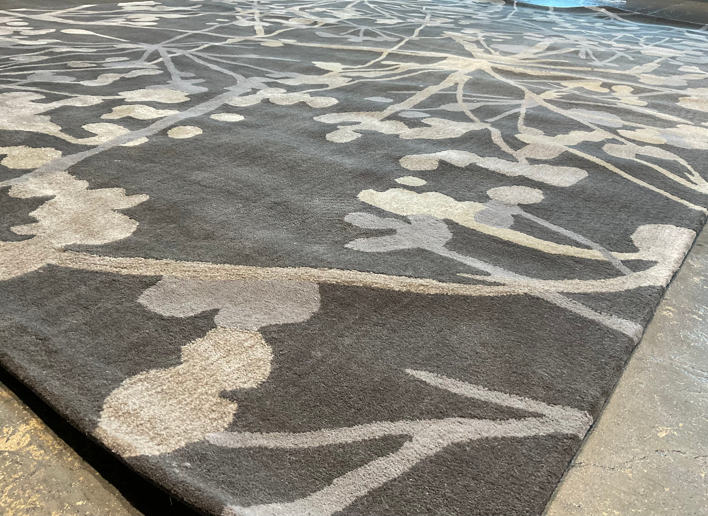 Modern Branch Design Rug in Soft Grey and White | NU-4724