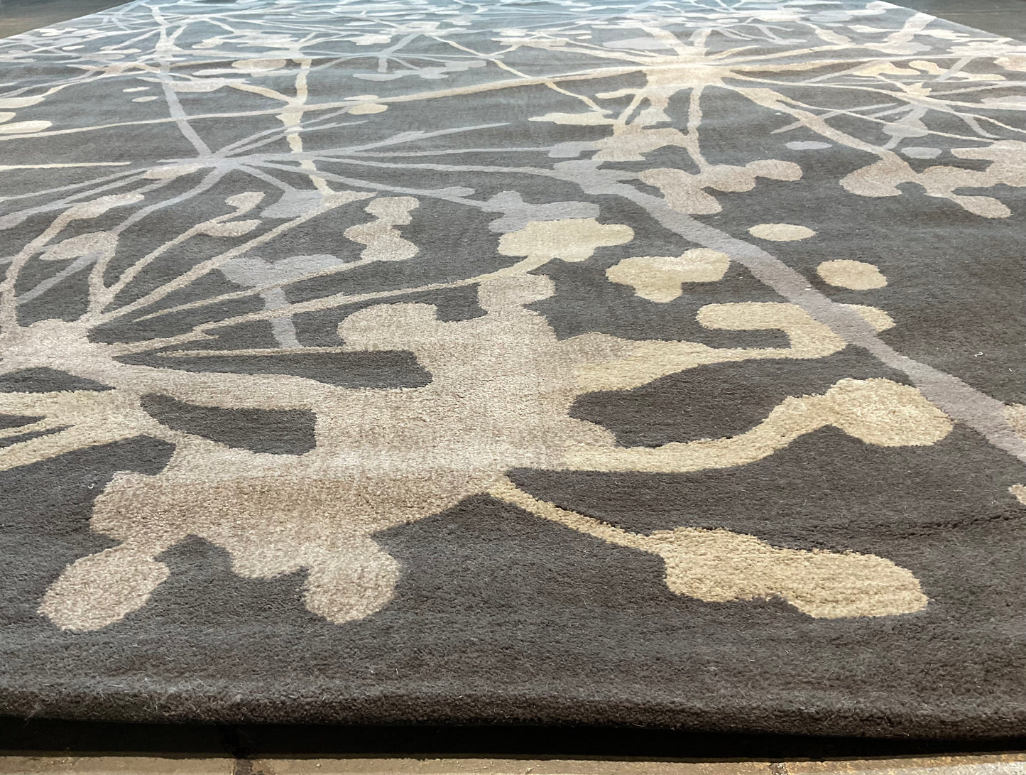 Modern Branch Design Rug in Soft Grey and White | NU-4724
