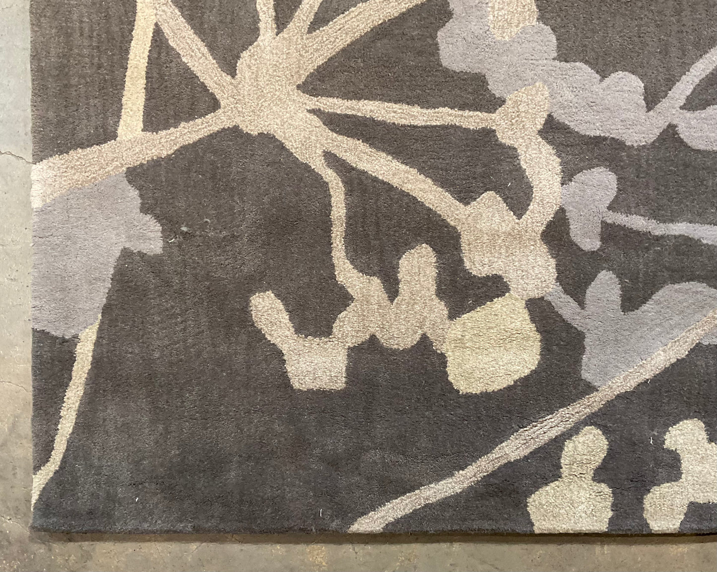 Modern Branch Design Rug in Soft Grey and White | NU-4724
