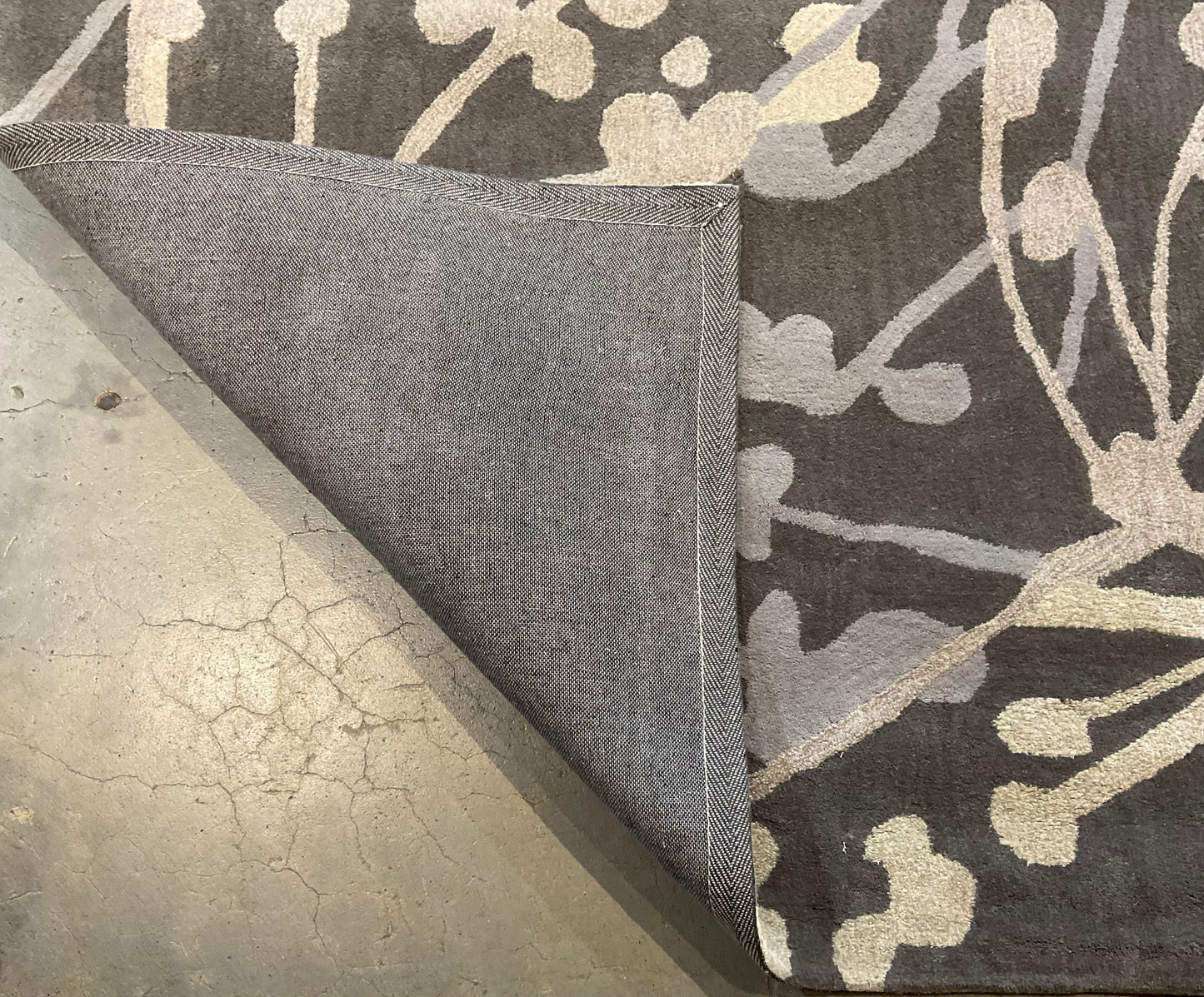 Modern Branch Design Rug in Soft Grey and White | NU-4724