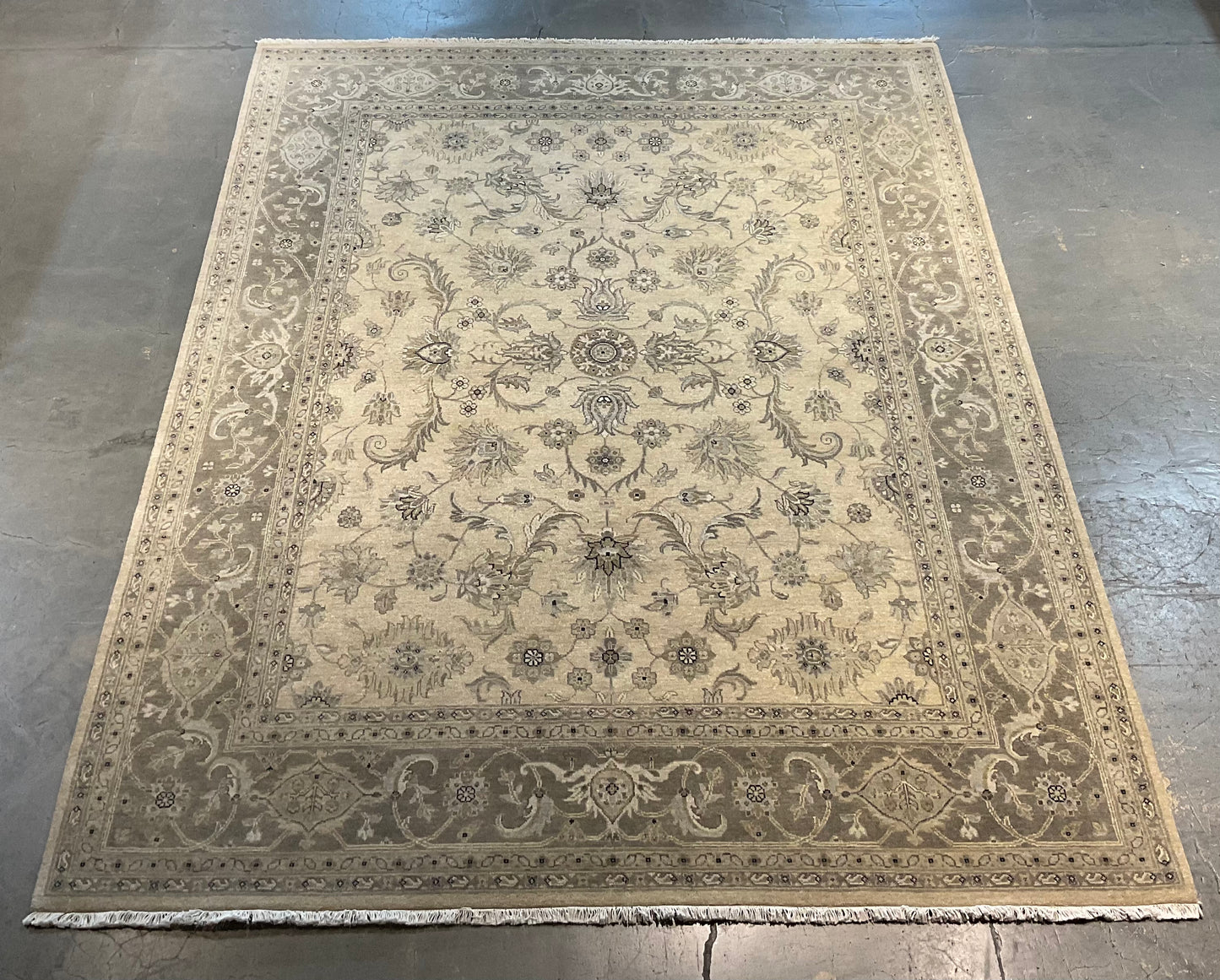 Beautifully crafted rug features an all-over Isfahan design | NU-310