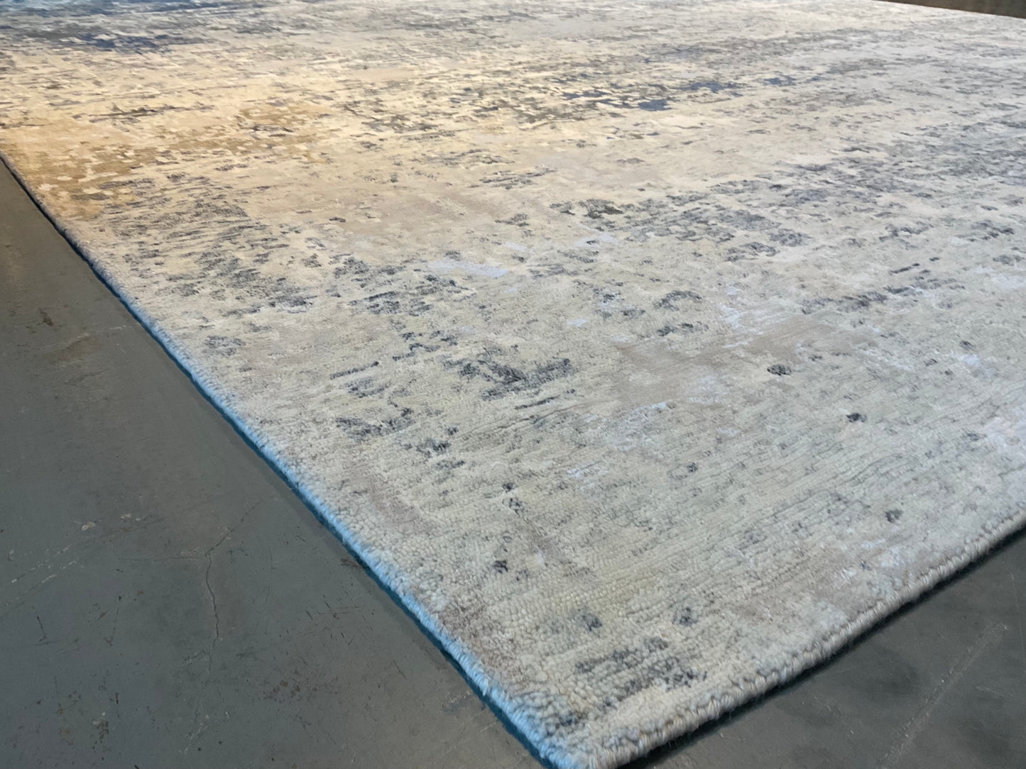 A soft contemporary rug blends calming white and light blue tones | NU-6519