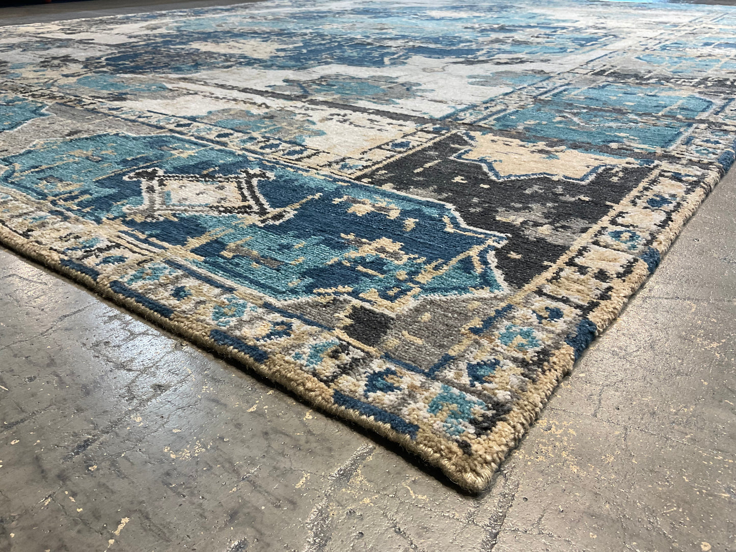 Persian design rug into a transitional masterpiece | NU-4221 (Transitional)