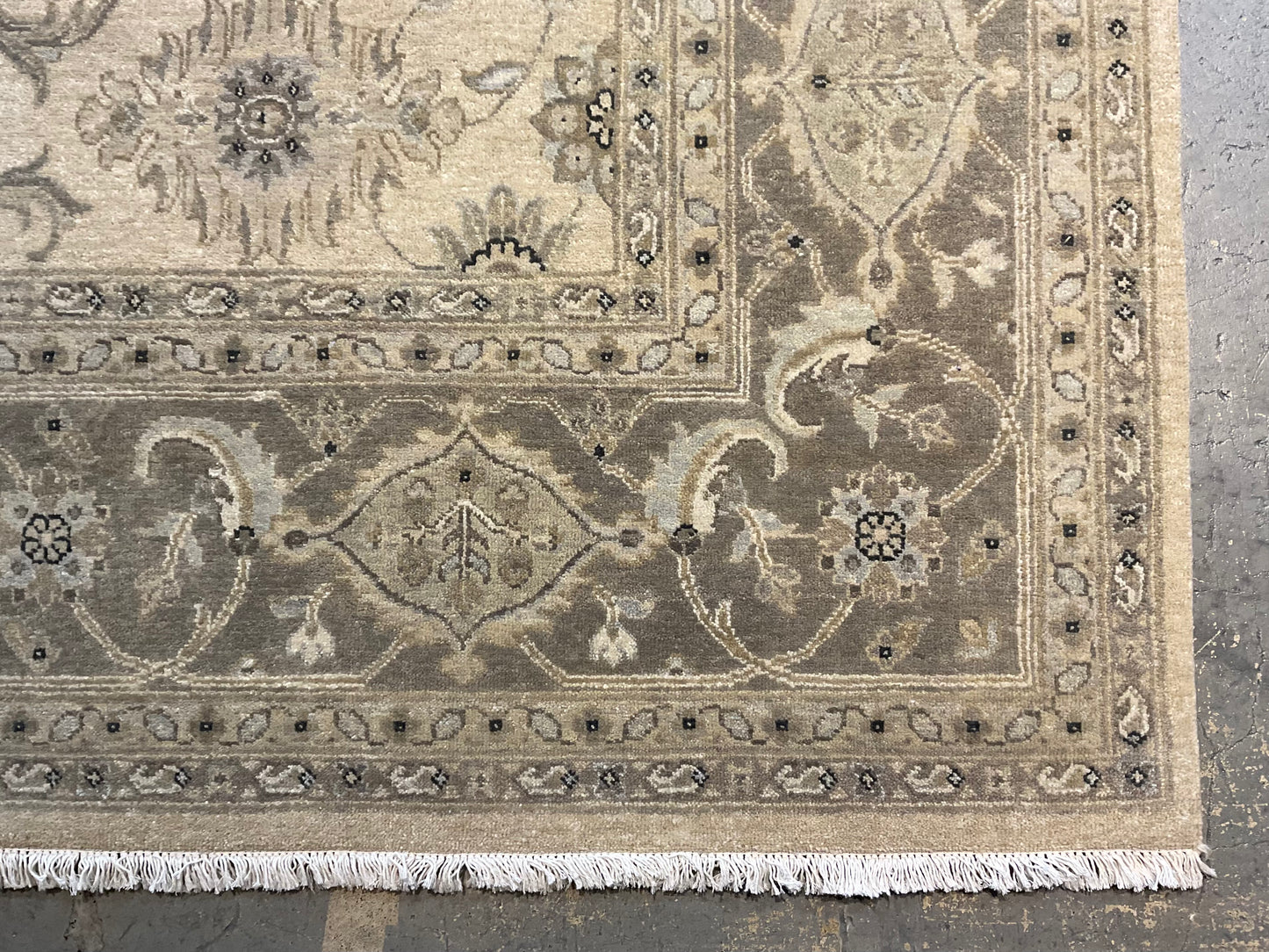 Beautifully crafted rug features an all-over Isfahan design | NU-310