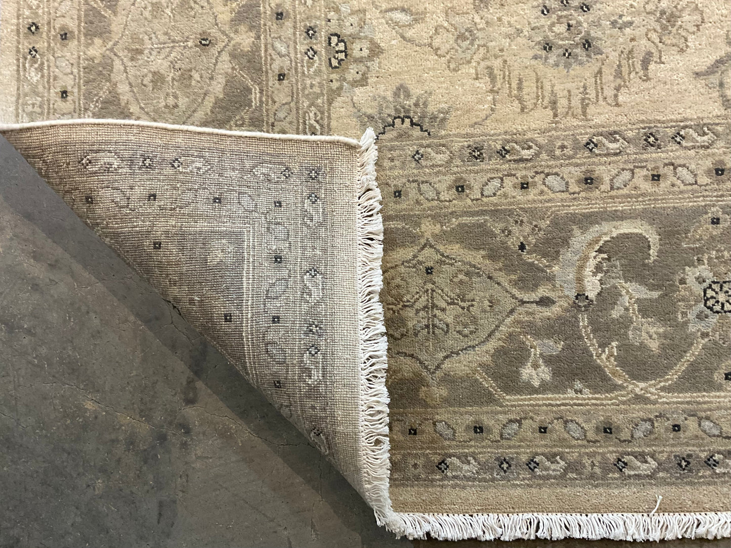 Beautifully crafted rug features an all-over Isfahan design | NU-310