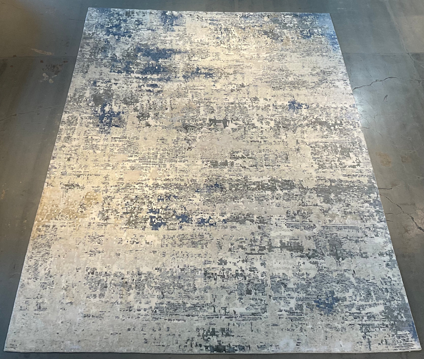 A soft contemporary rug blends calming white and light blue tones | NU-6519
