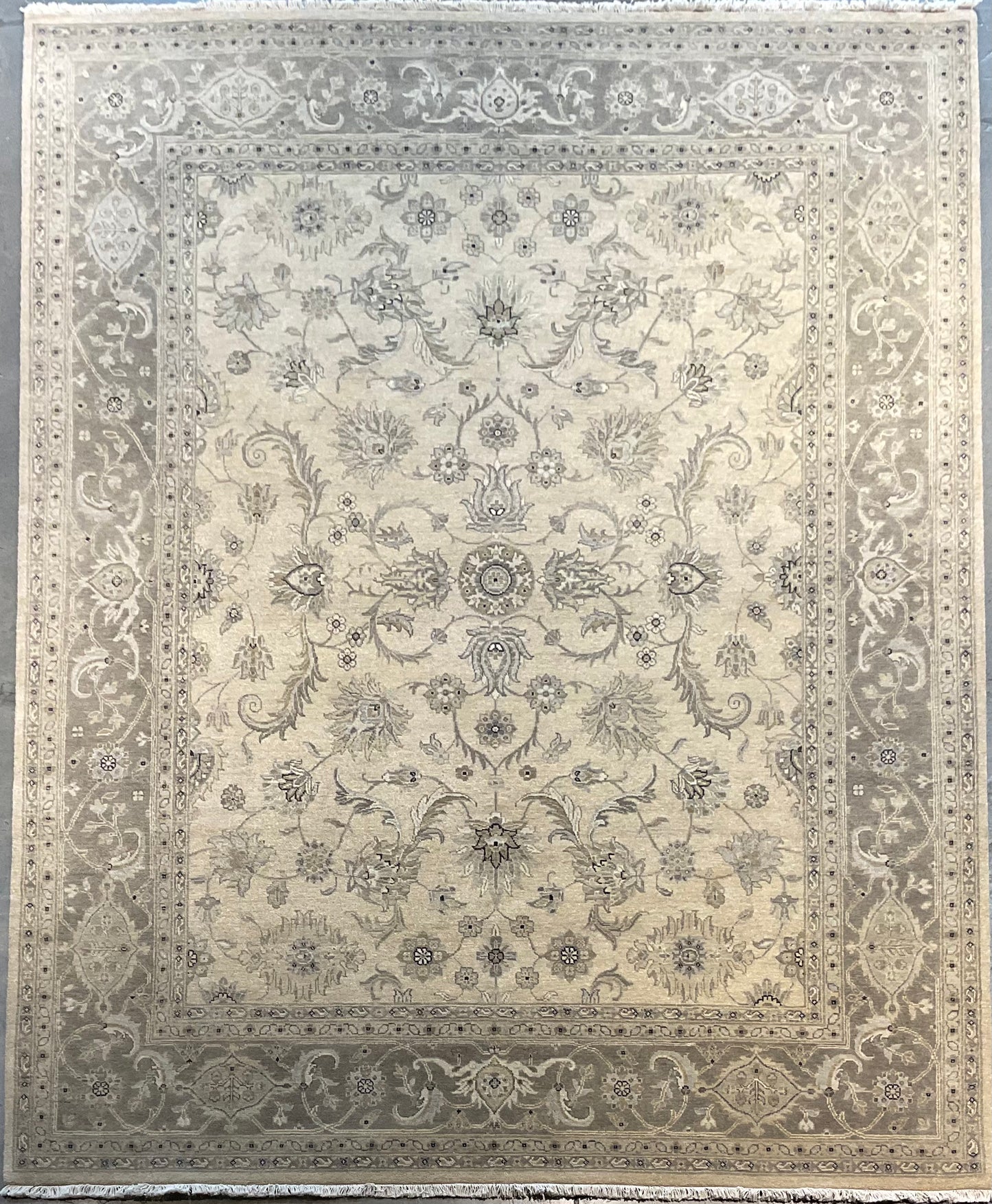 Beautifully crafted rug features an all-over Isfahan design | NU-310