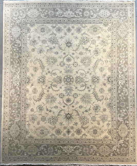 Beautifully crafted rug features an all-over Isfahan design | NU-310