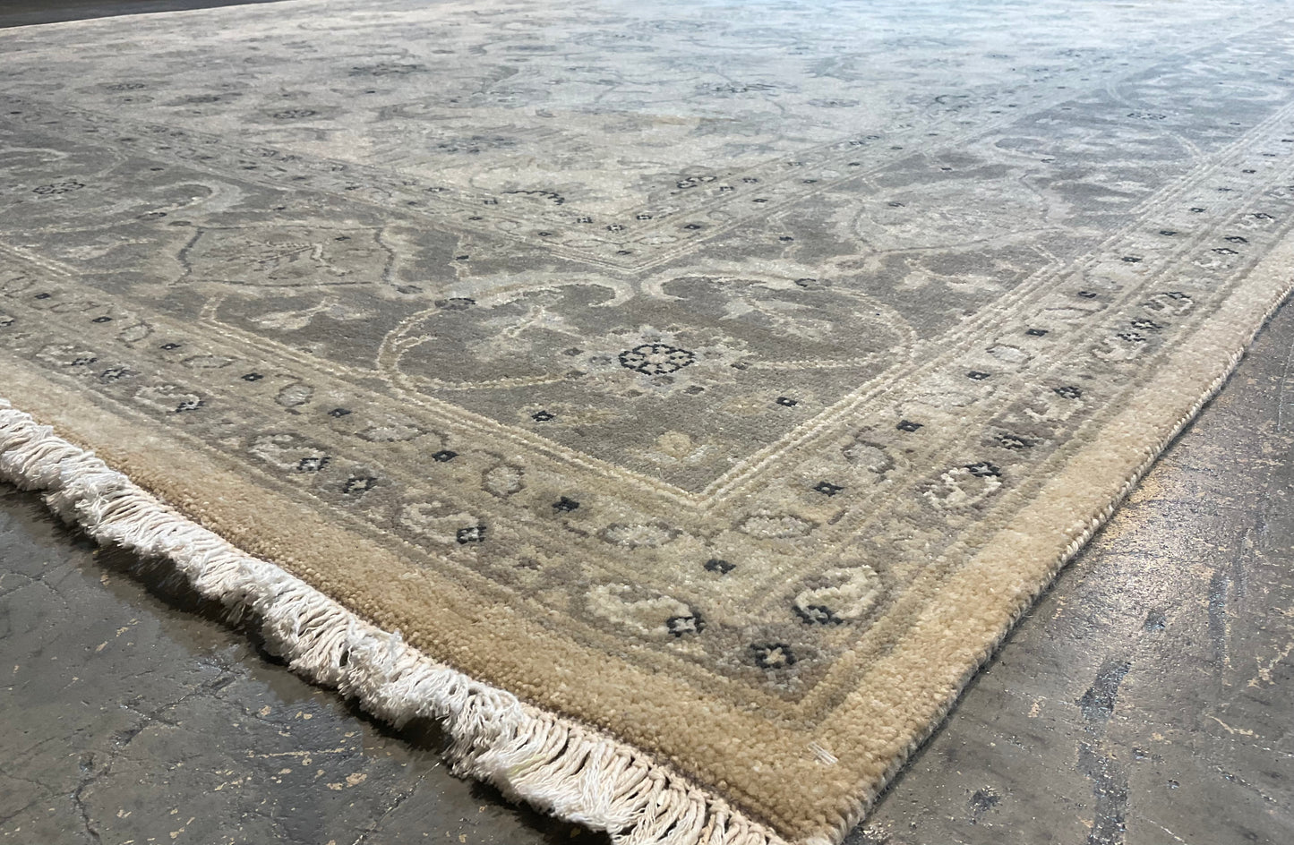 Beautifully crafted rug features an all-over Isfahan design | NU-310