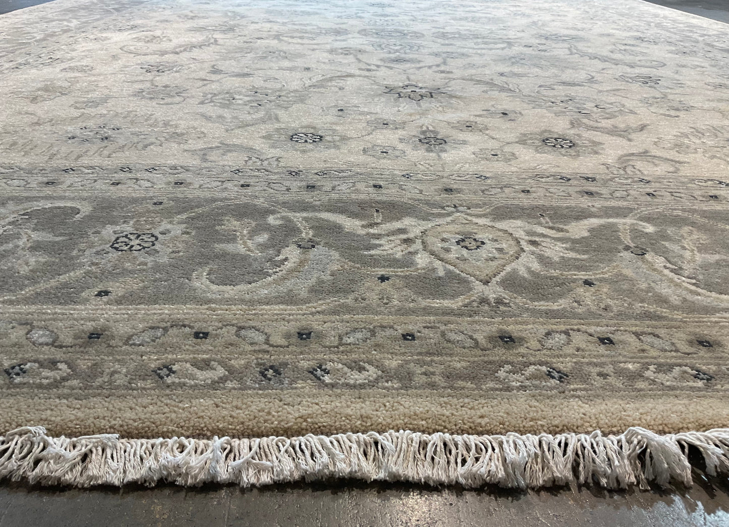 Beautifully crafted rug features an all-over Isfahan design | NU-310