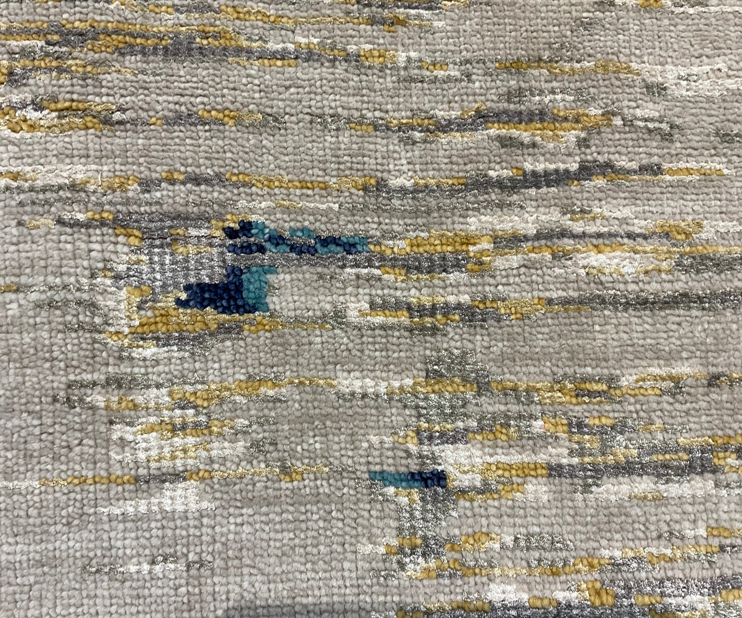 A clean, minimal aesthetic defines this modern rug | NU-7625