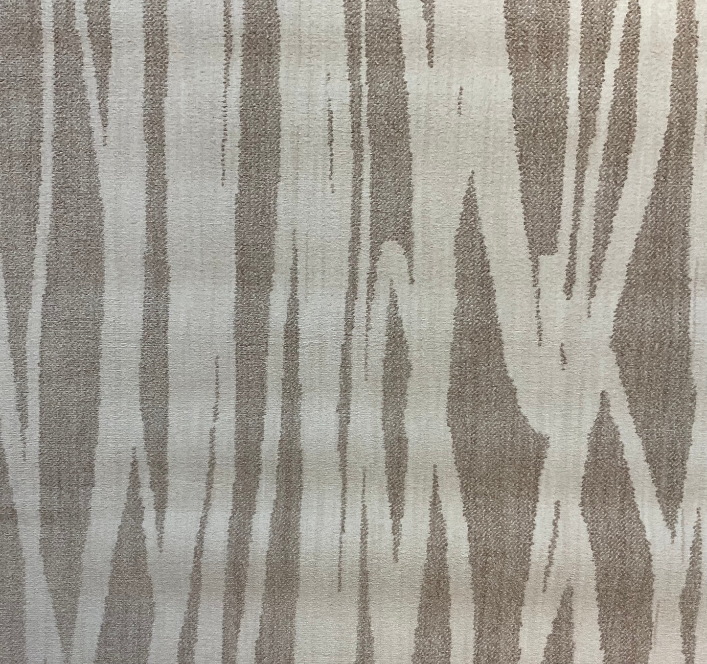 Bamboo-inspired rug features a subtle linear design | NU-7483
