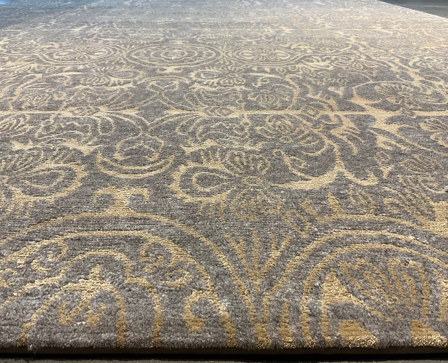 Fine wool and silk Tibetan area rug from Nepal NU-52 | (Transitional)