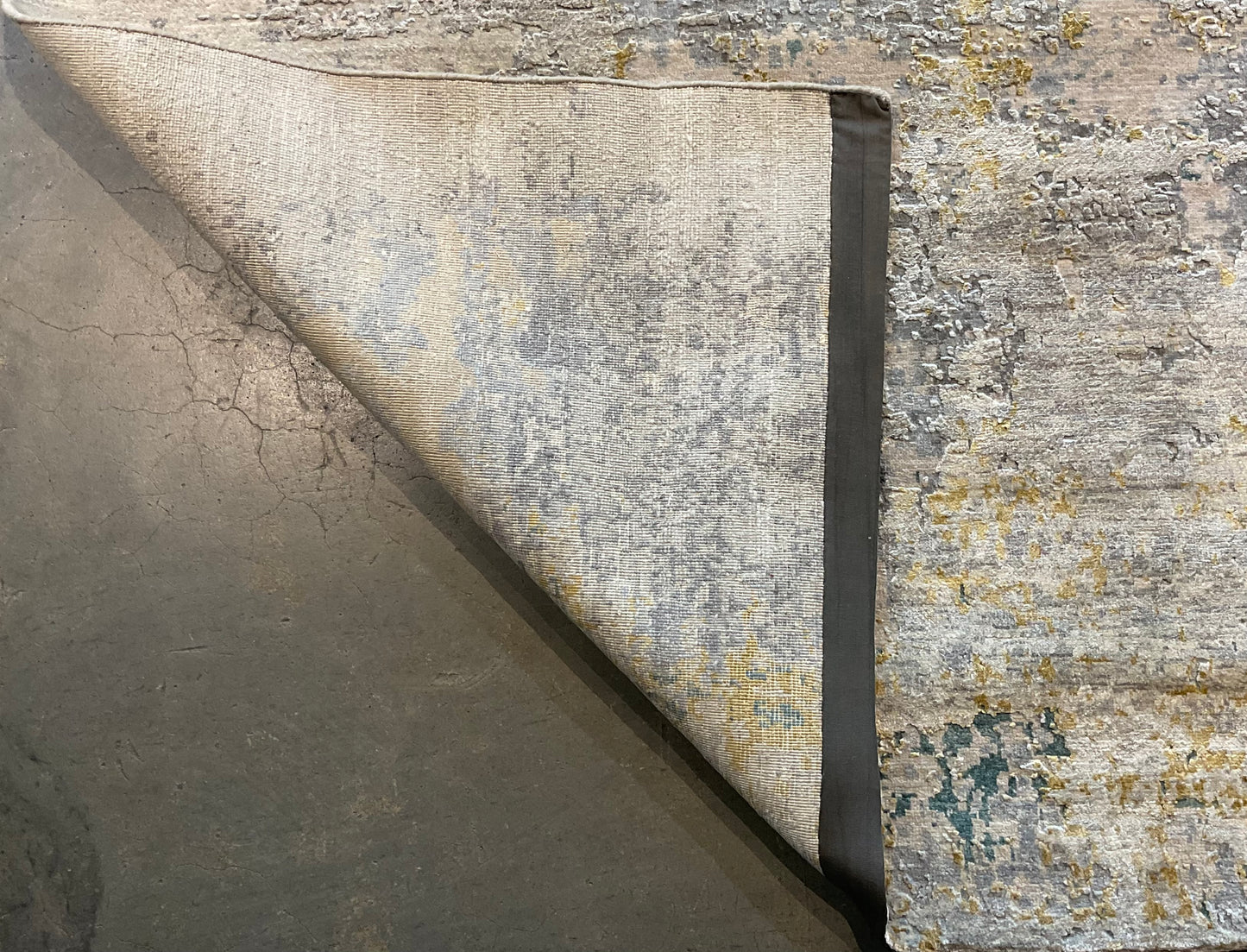 Fine wool and real silk rug | NU-6856