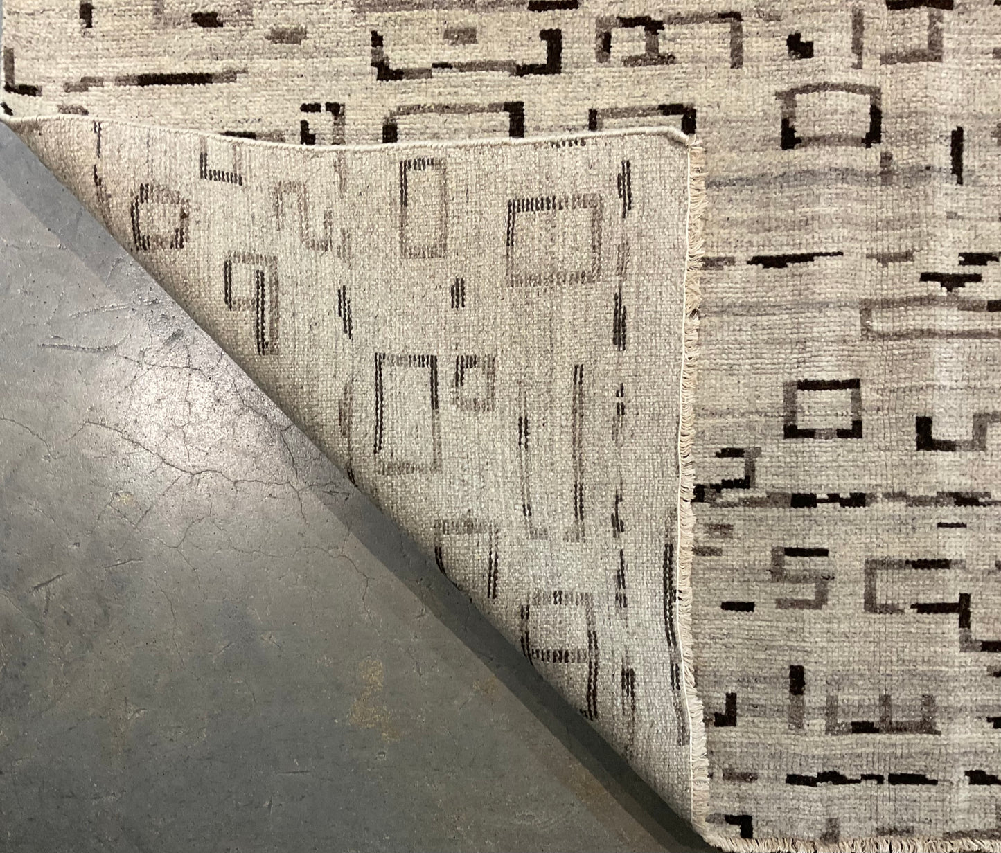 Tone-on-tone palette area rug | NU-7953