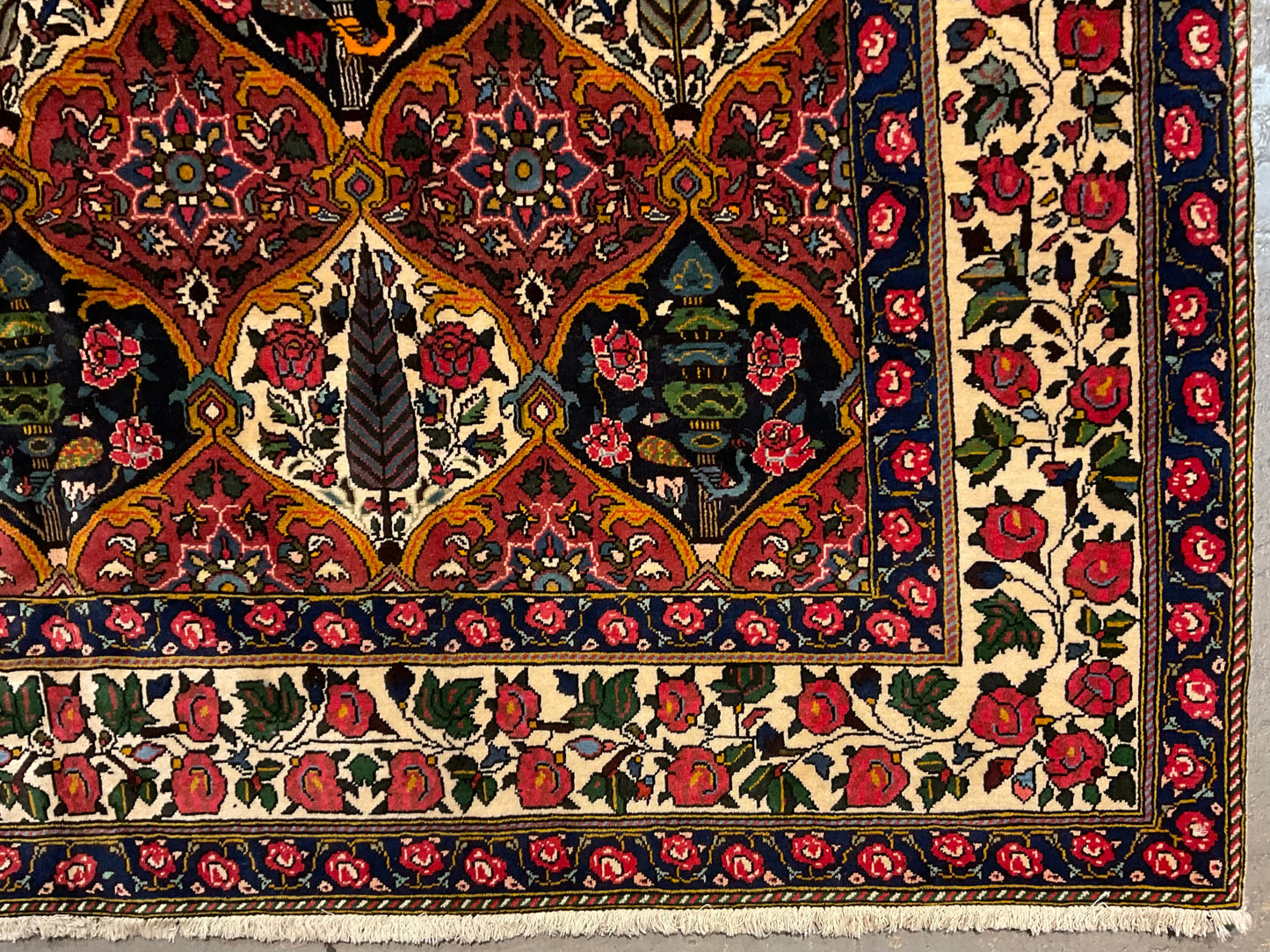 Vintage Bakhtiari rug from Iran | NU-4771