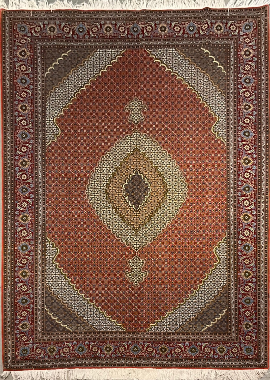 Perfect area  rug for traditional or transitional interiors | NU-4779