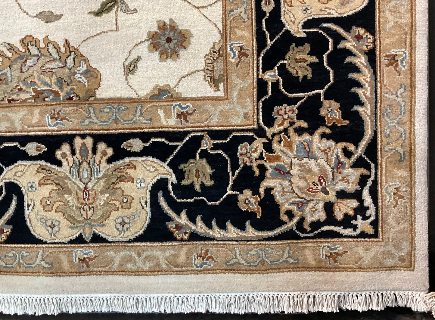 Ideal rug for eclectic, transitional, or classic interiors | NU-501