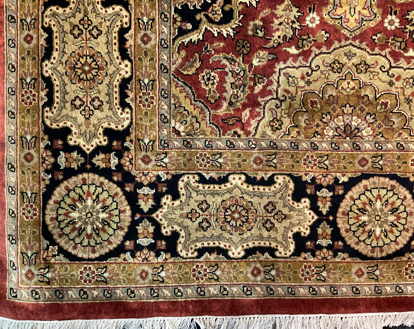 All-over Kashan design rug features six intricate medallions | NU-317