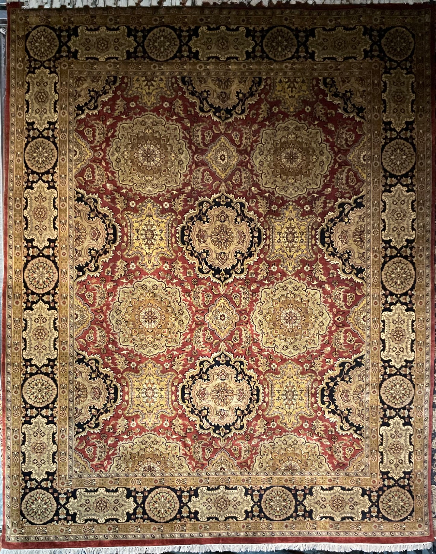 All-over Kashan design rug features six intricate medallions | NU-317