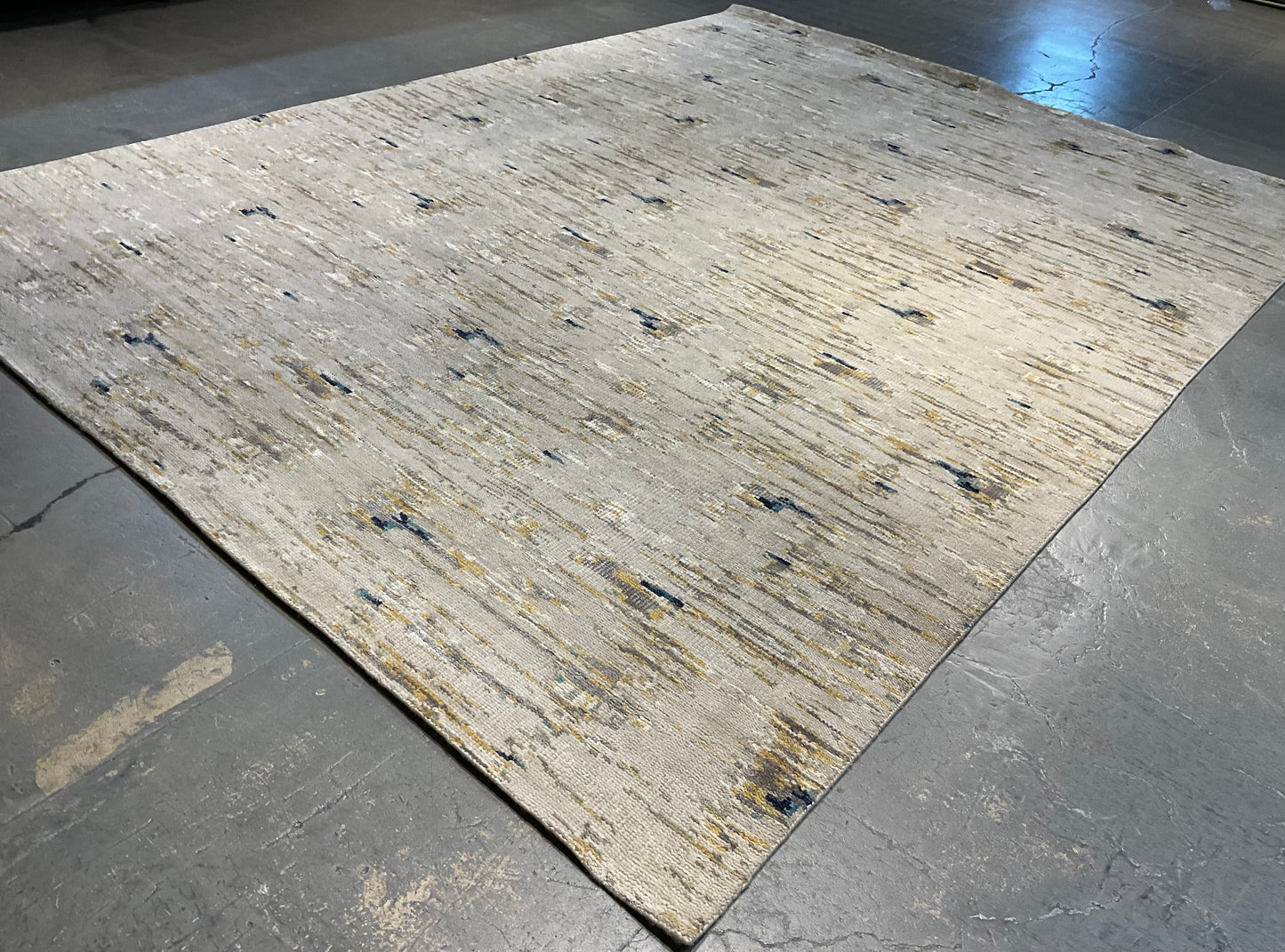 A clean, minimal aesthetic defines this modern rug | NU-7625