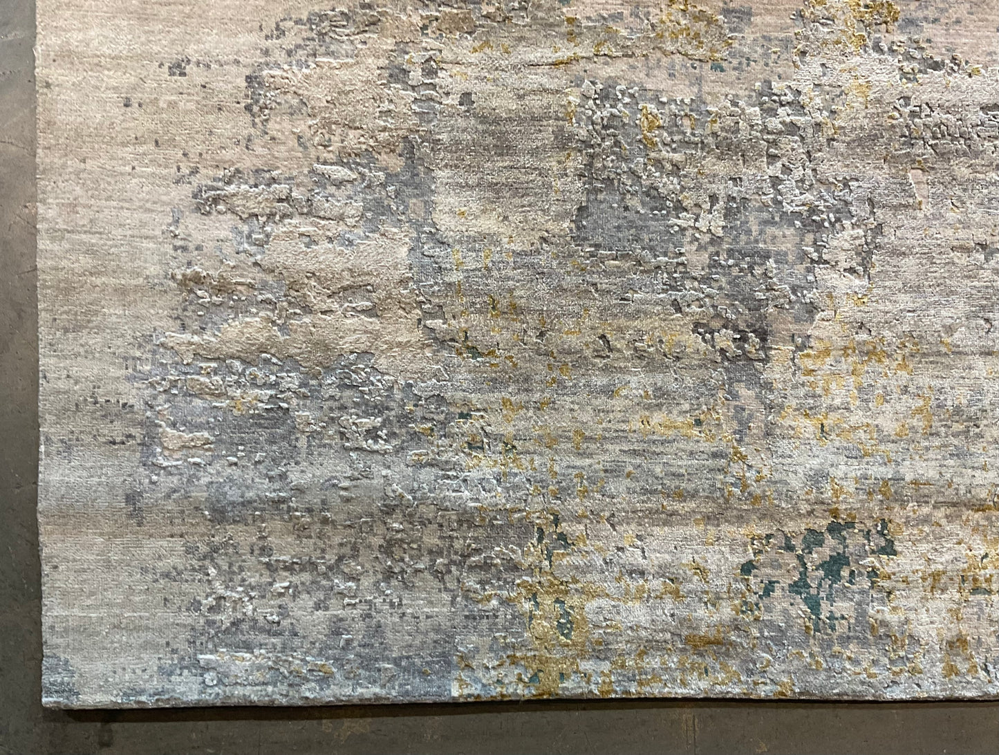 Fine wool and real silk rug | NU-6856